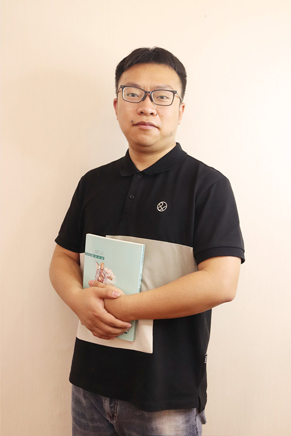 凤县杨斌 本科学历，毕业于西安航空学院